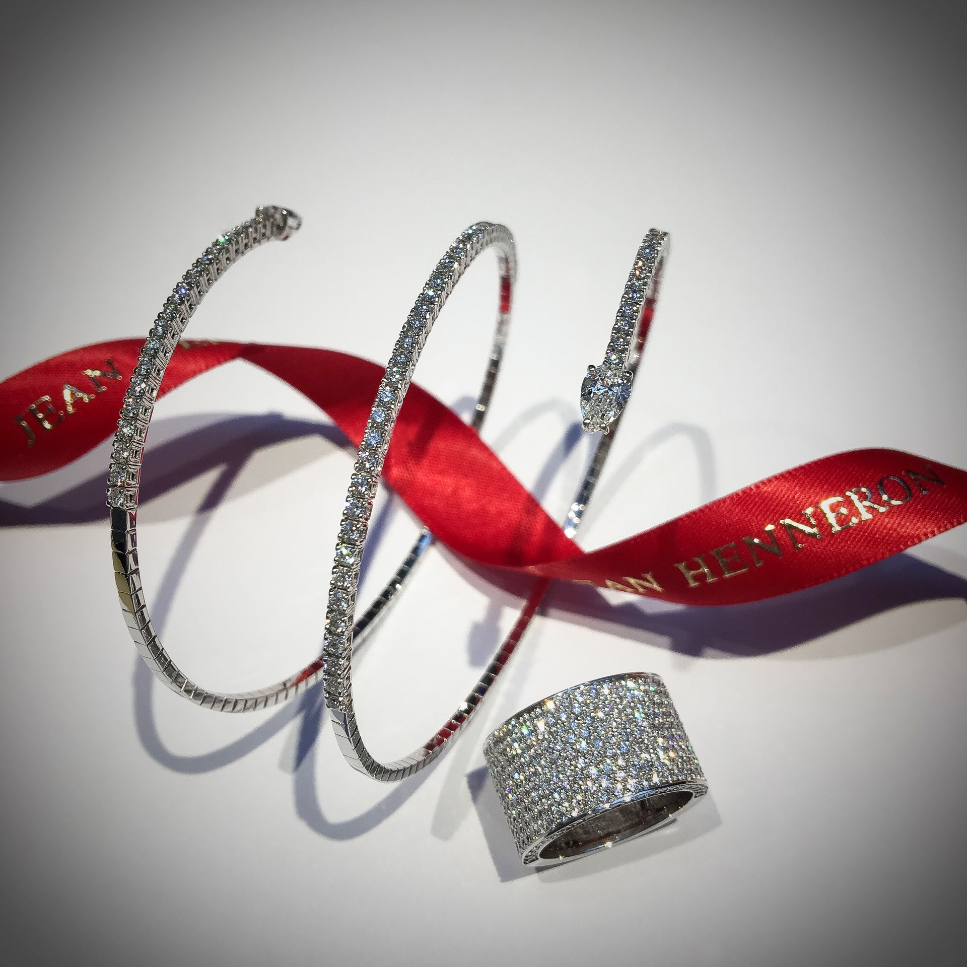 Bracelet torsadé serti de diamants