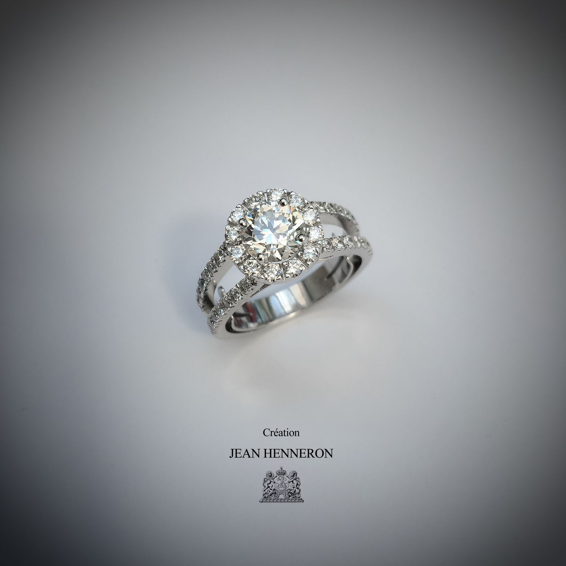 Bague sertie de plusieurs diamants