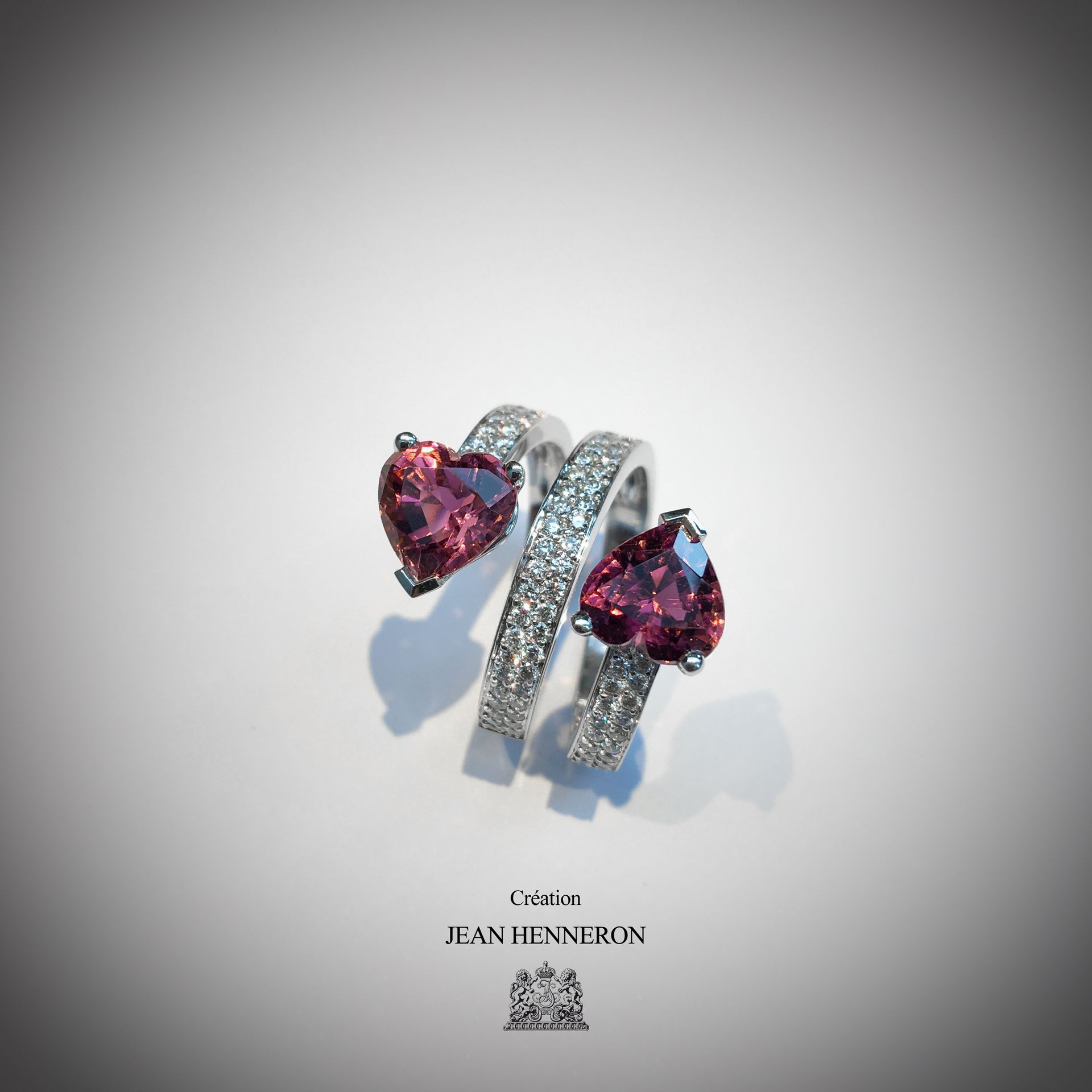 Bague torsadée sertie de diamants avec deux joyaux roses en forme de cœur