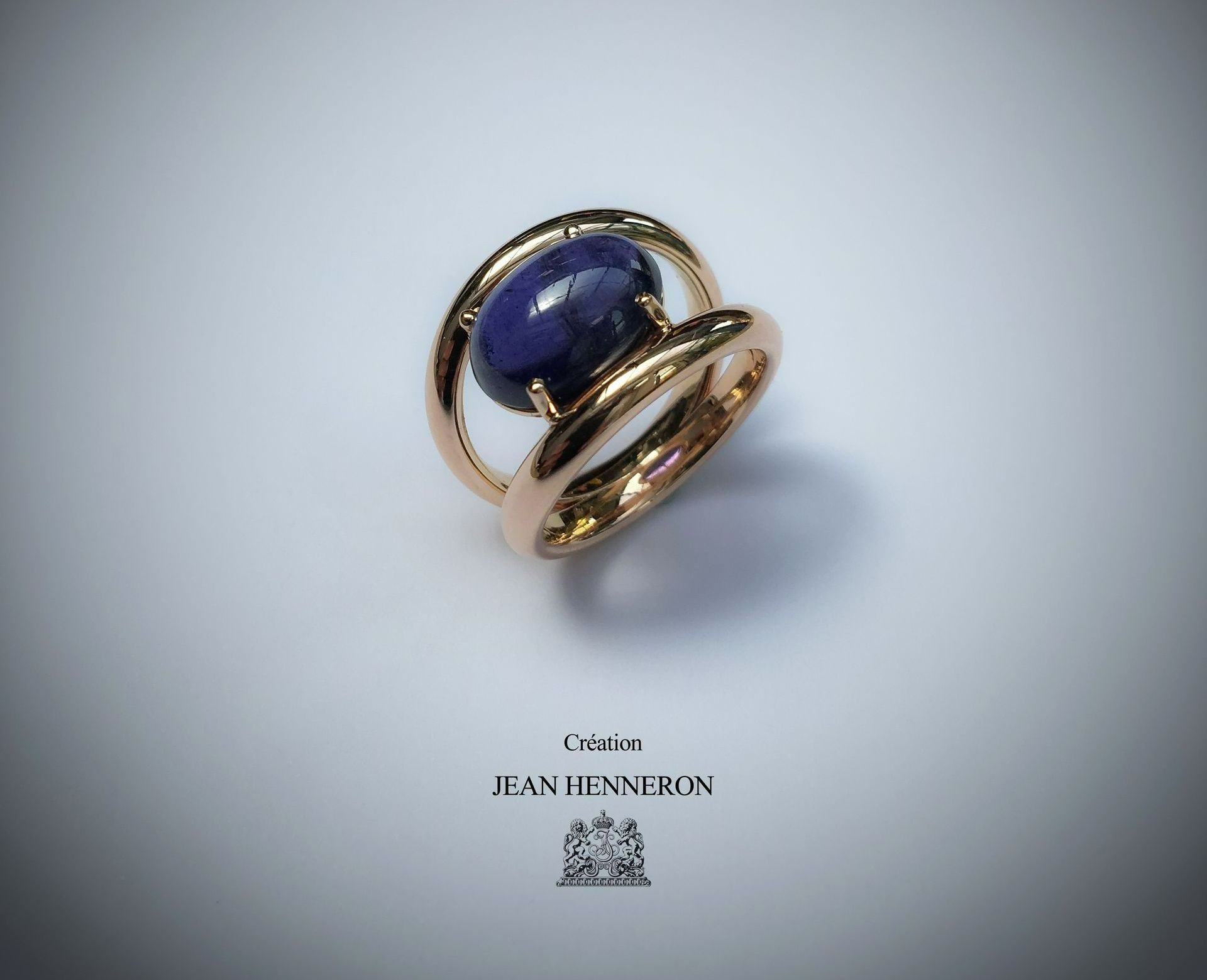 Bague sur mesure avec pierre bleue en son sein