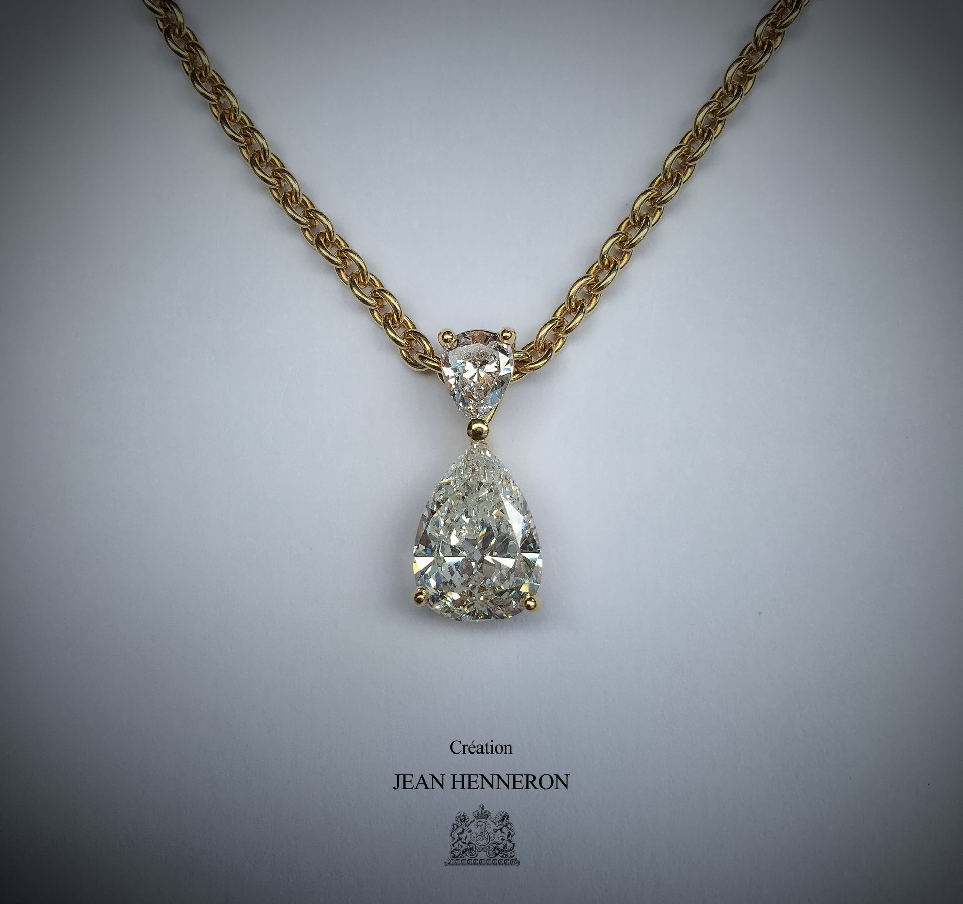 Collier en or avec grande pierre taillée