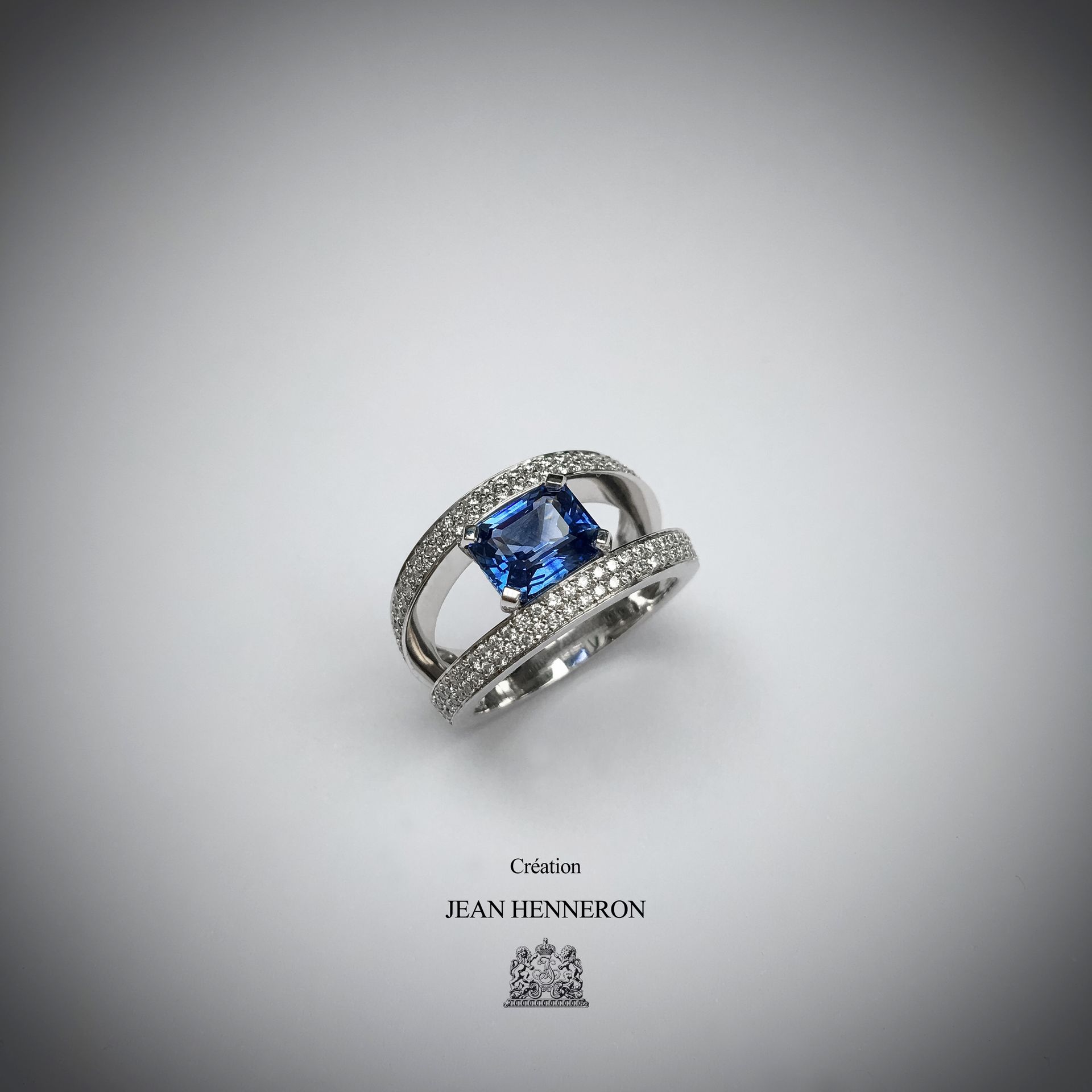 Bague sertie d'une pierre précieuse bleue rectangulaire