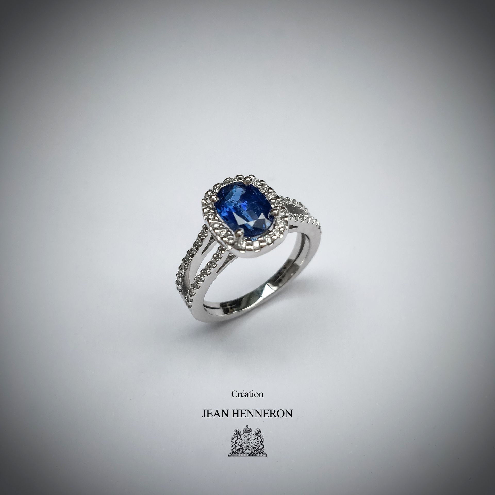 Bague sertie d'une grosse pierre bleue