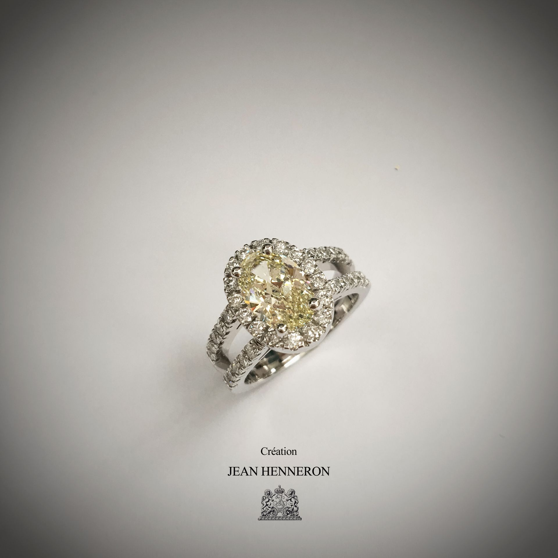 Bague avec de nombreux diamants sertis