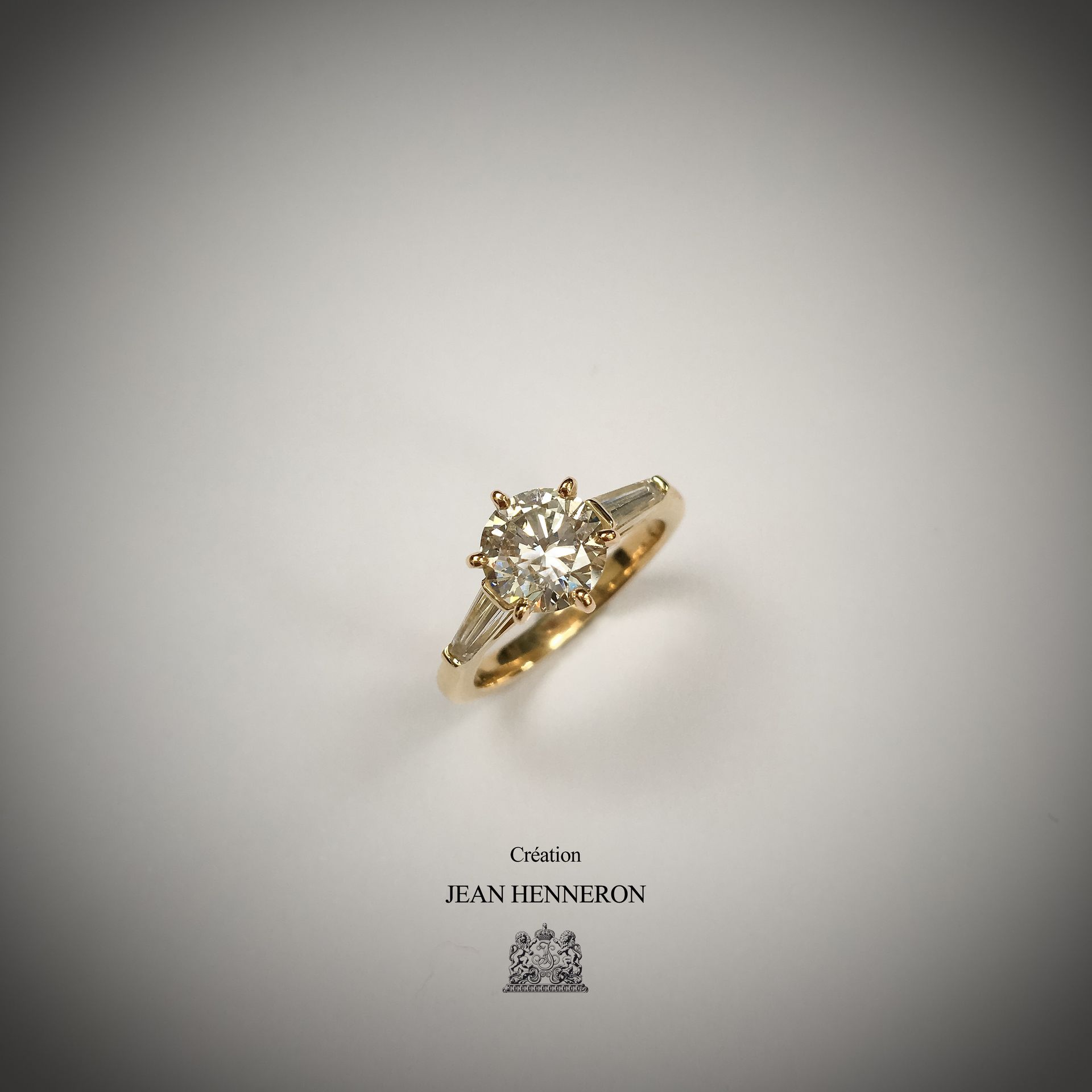 Bague sertie d'un unique diamant
