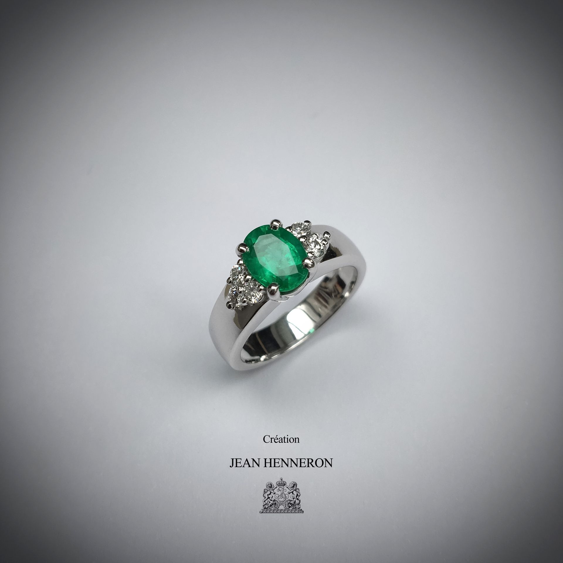 Bague avec pierre précieuse verte