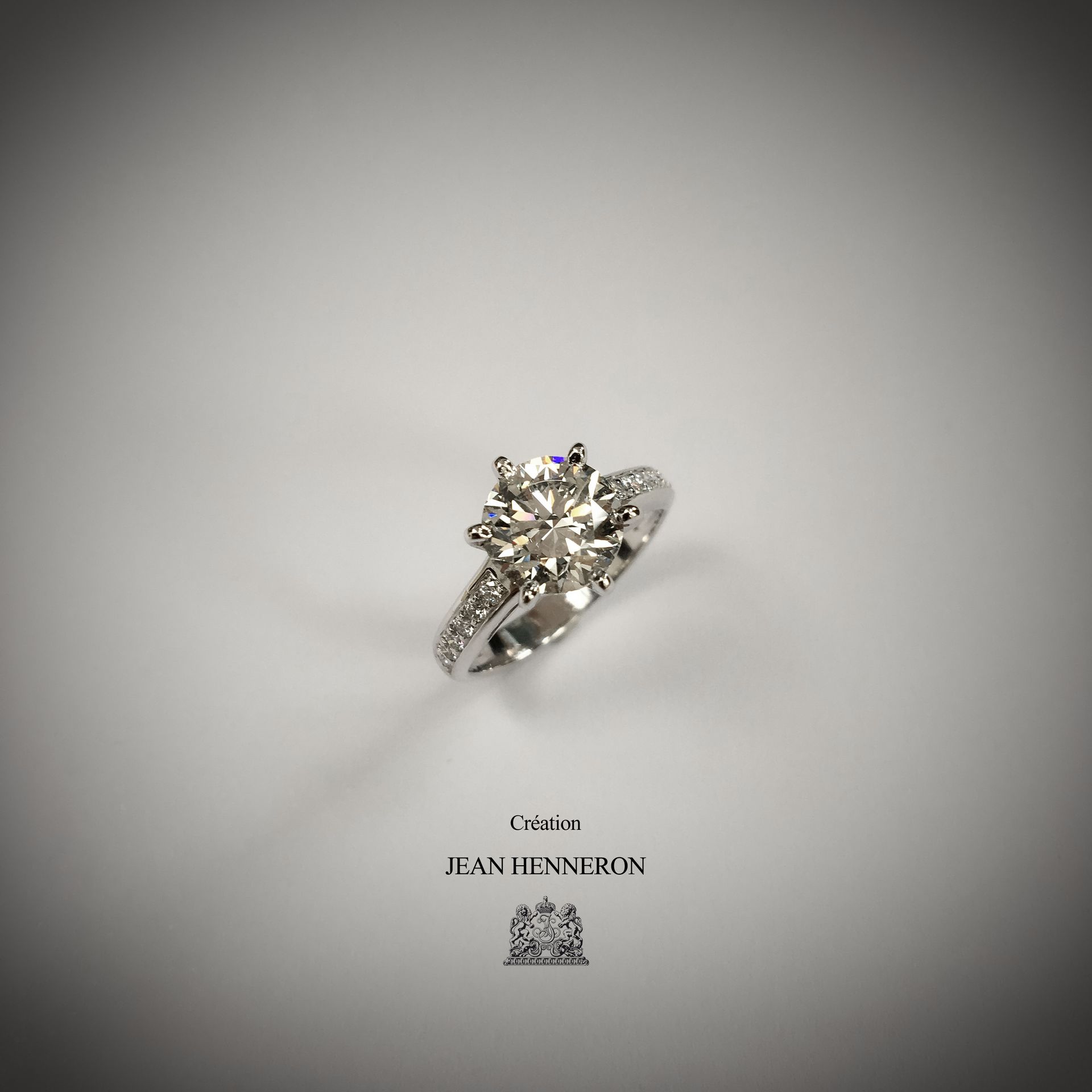 Bague fine sertie de diamants