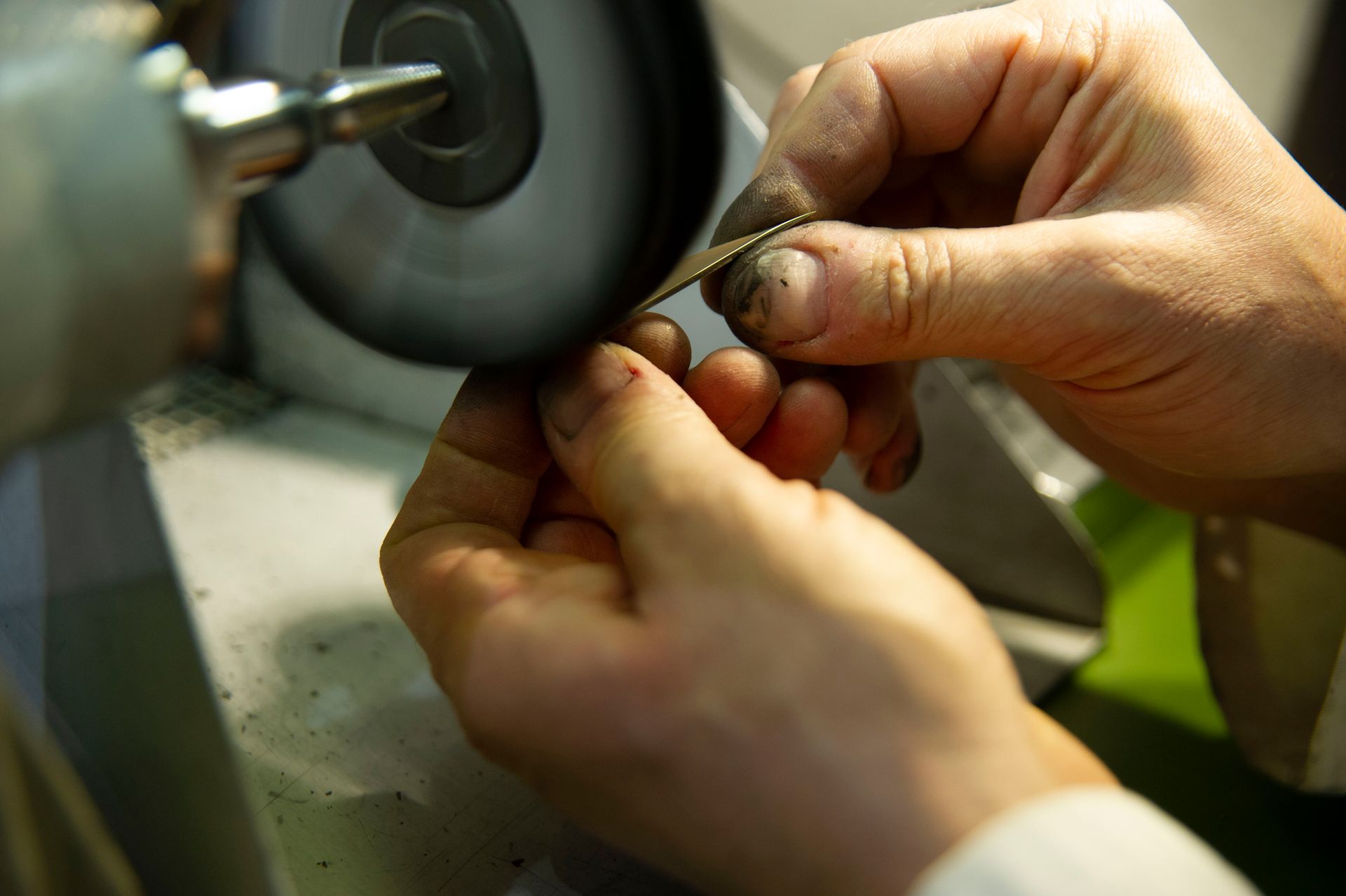 Un joaillier polissant un bijou