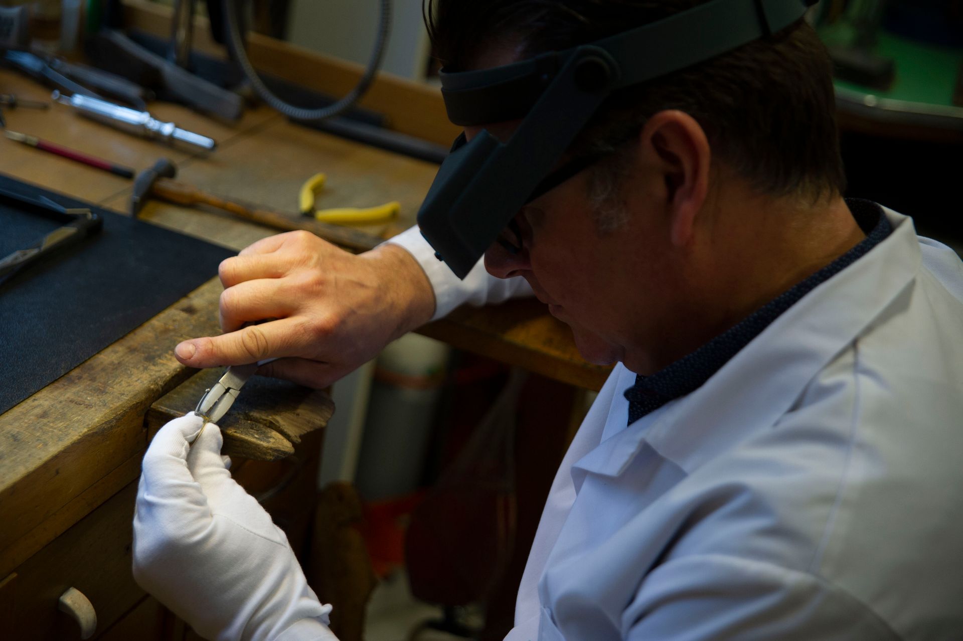 Bijoutier-joaillier en train de réparer une bague