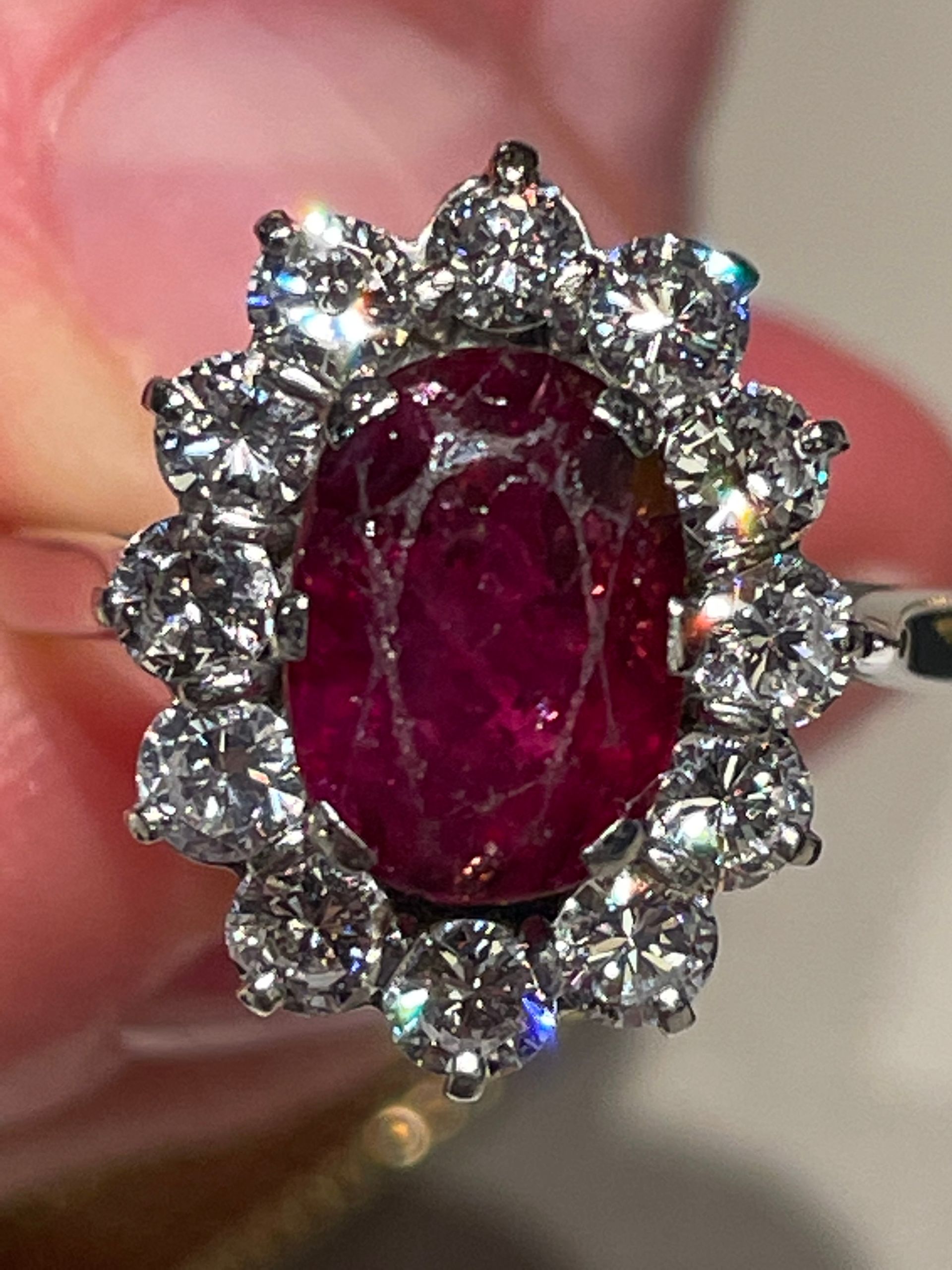 Bague avce une énorme pierre rouge