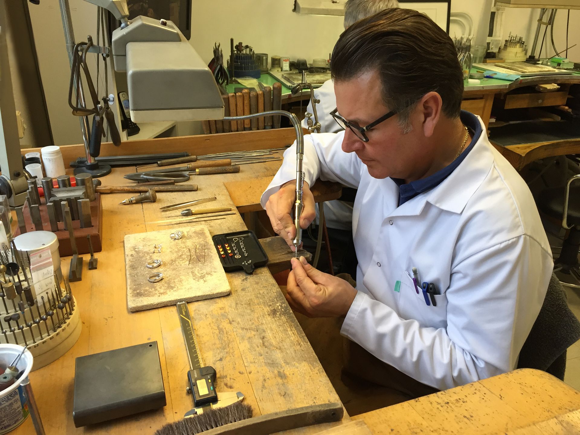 Photo d'un joailler en pleine création