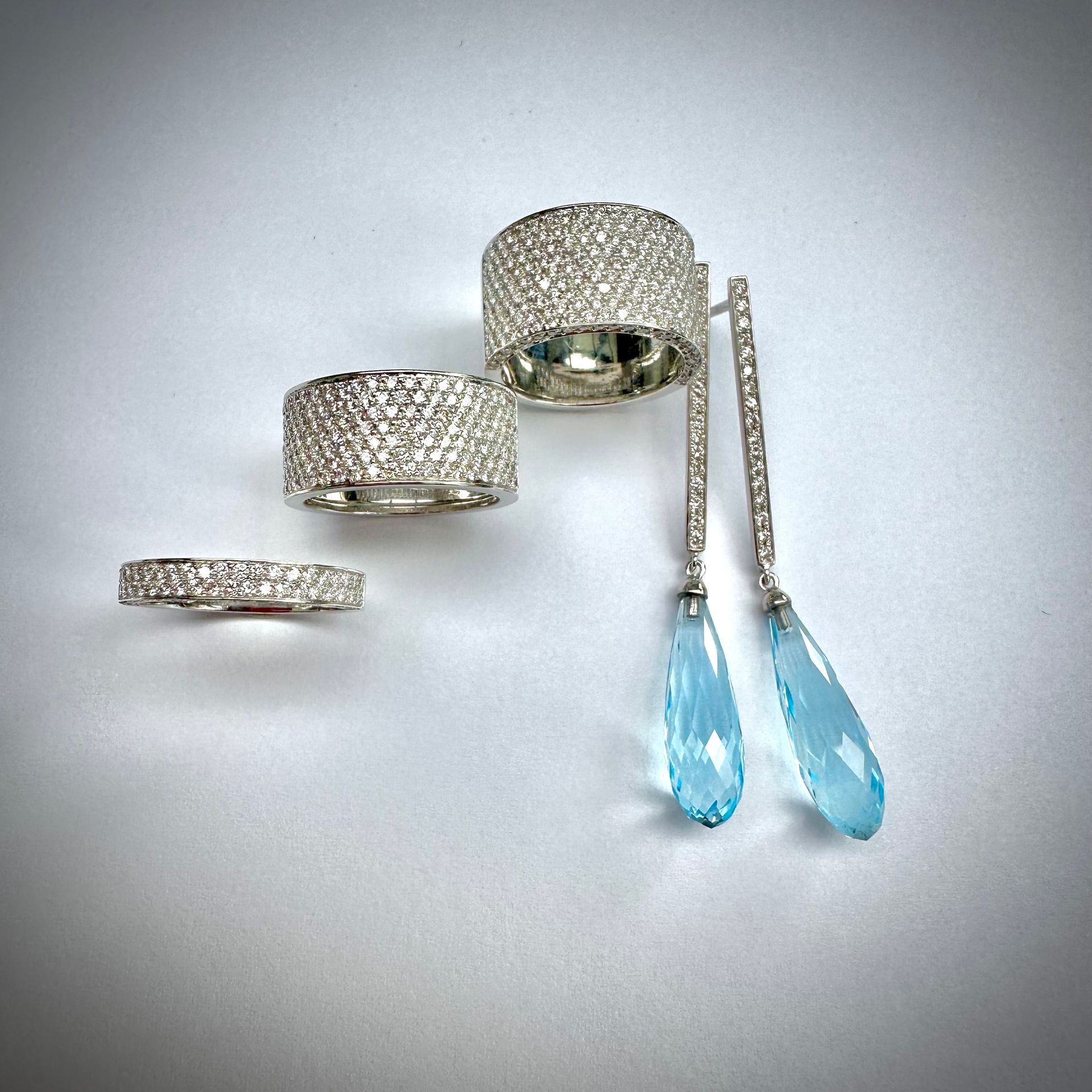 Bague sur mesure avec pierre bleue en son sein