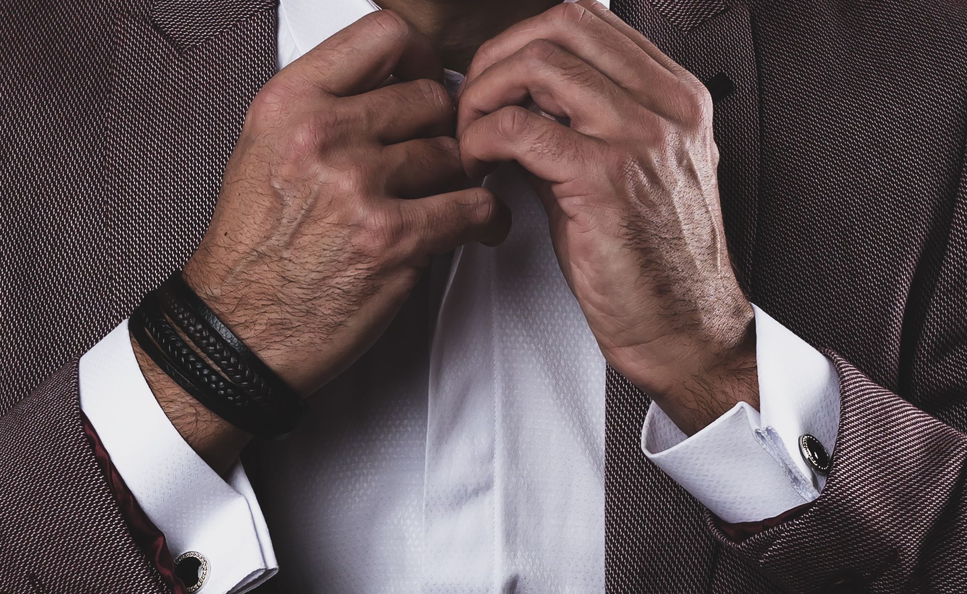 Un homme portant un bracelet en cuir noir