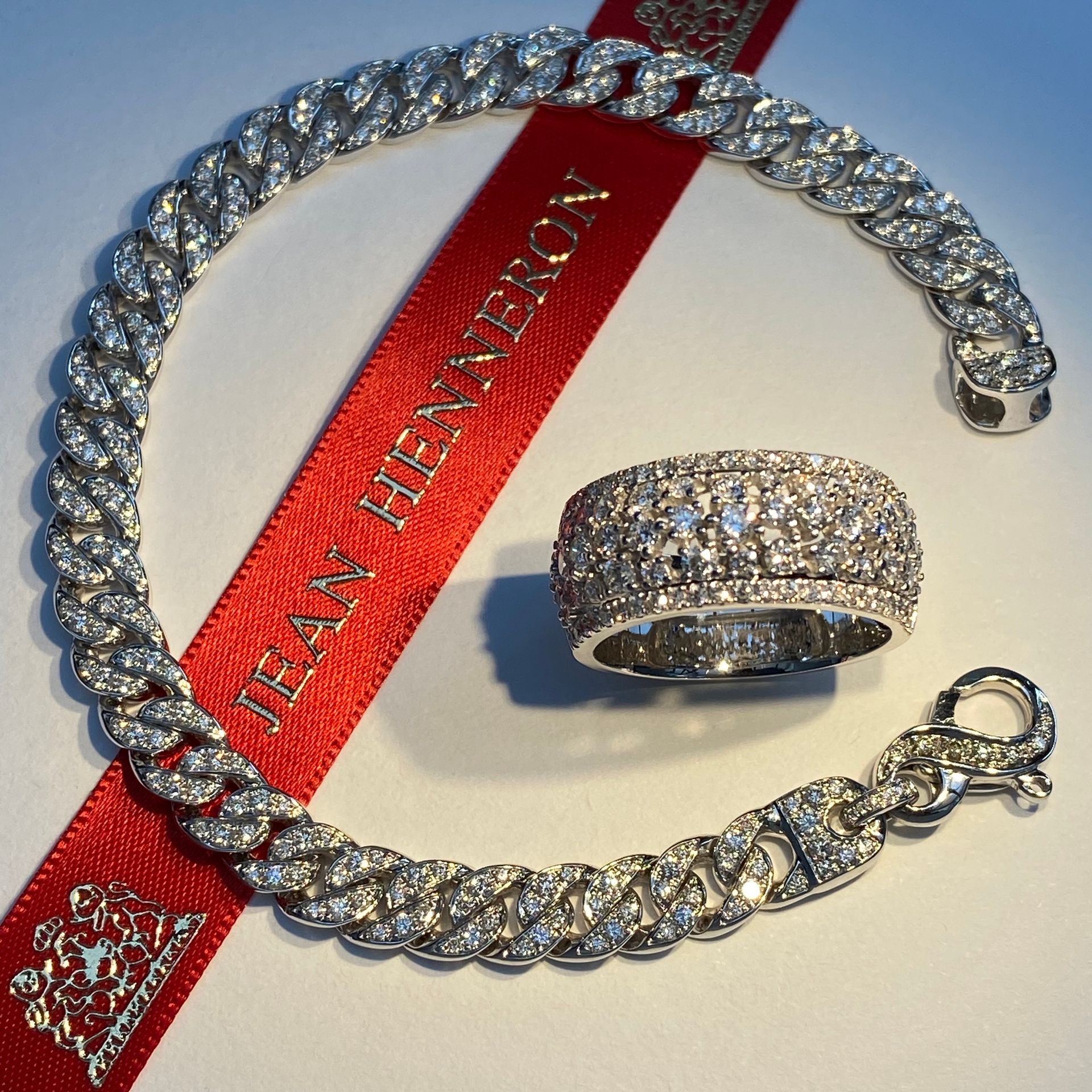 Bracelet et bagues, bijoux sertis de diamants