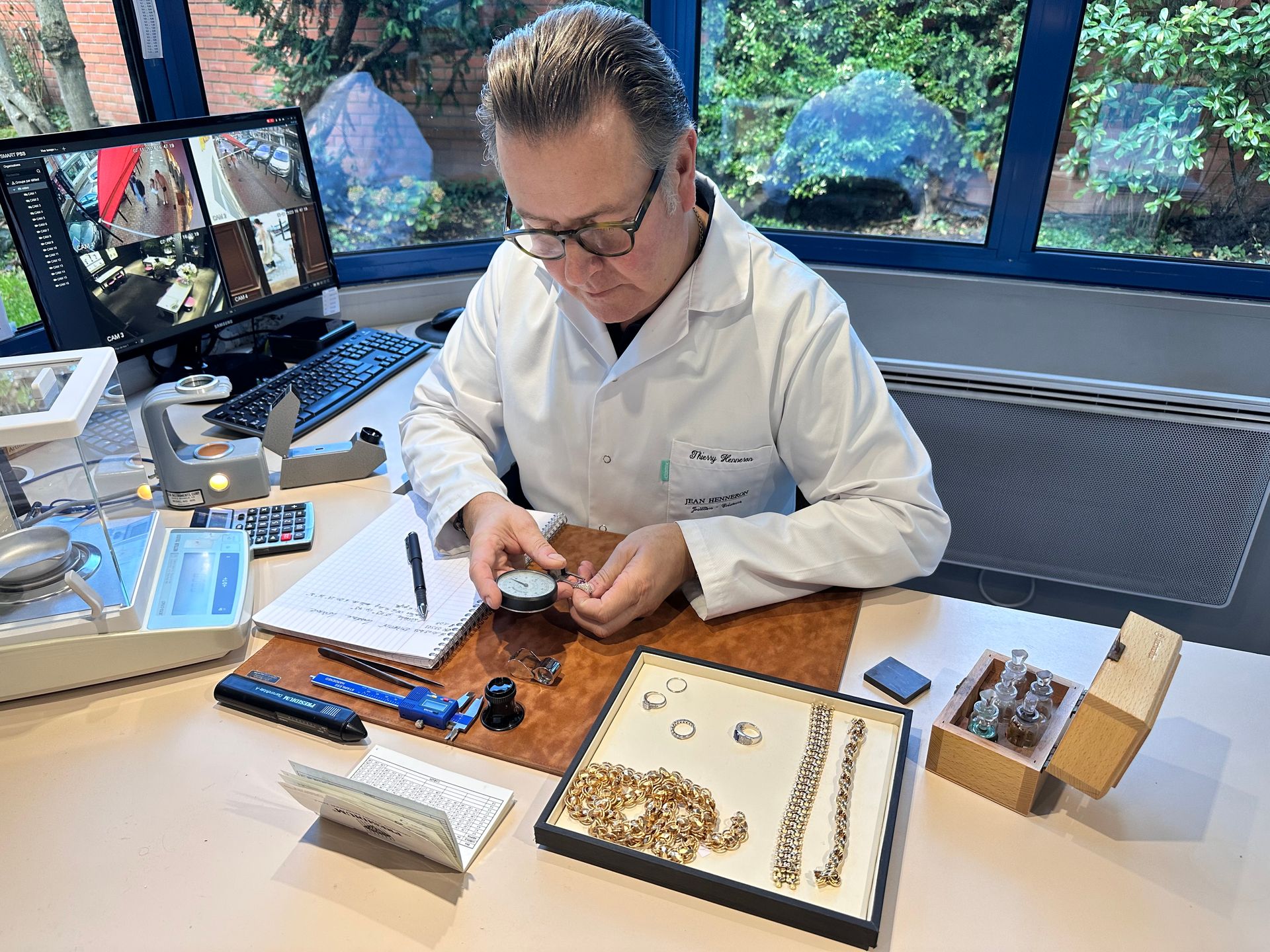 Un joaillier se charge d'examiner une bague