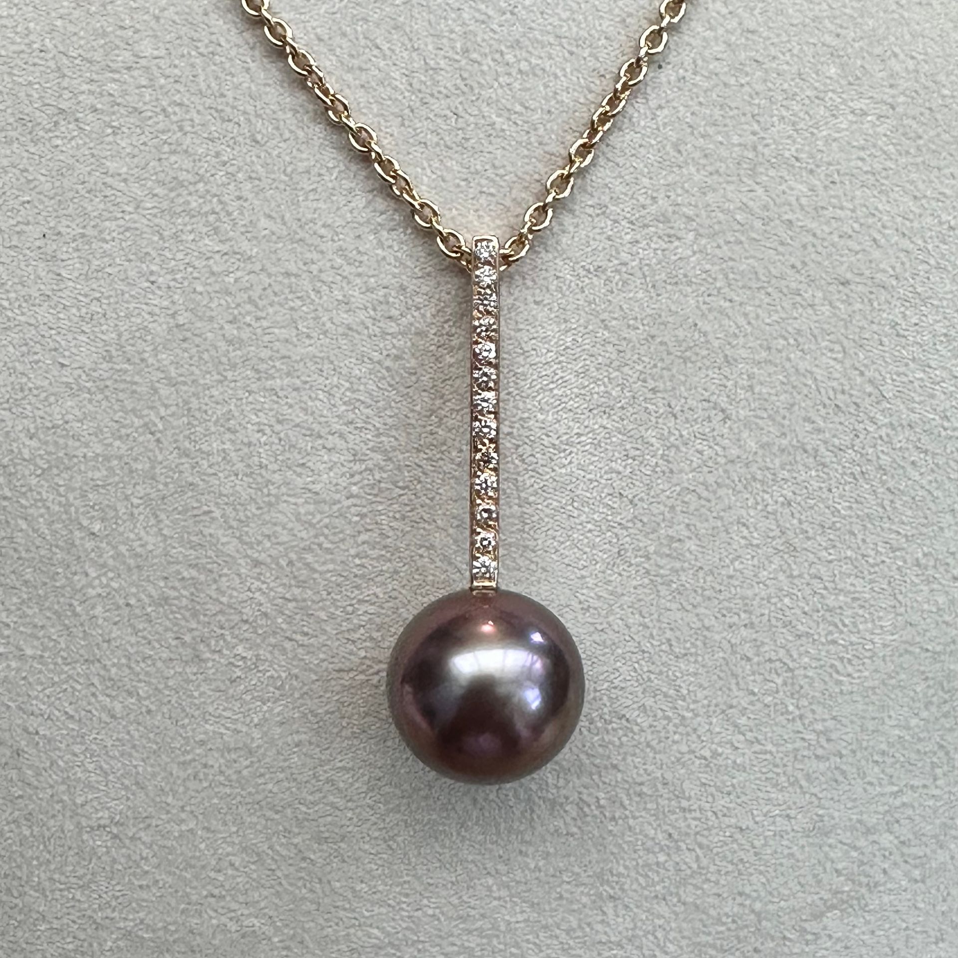 Pendentif orné d'une perle