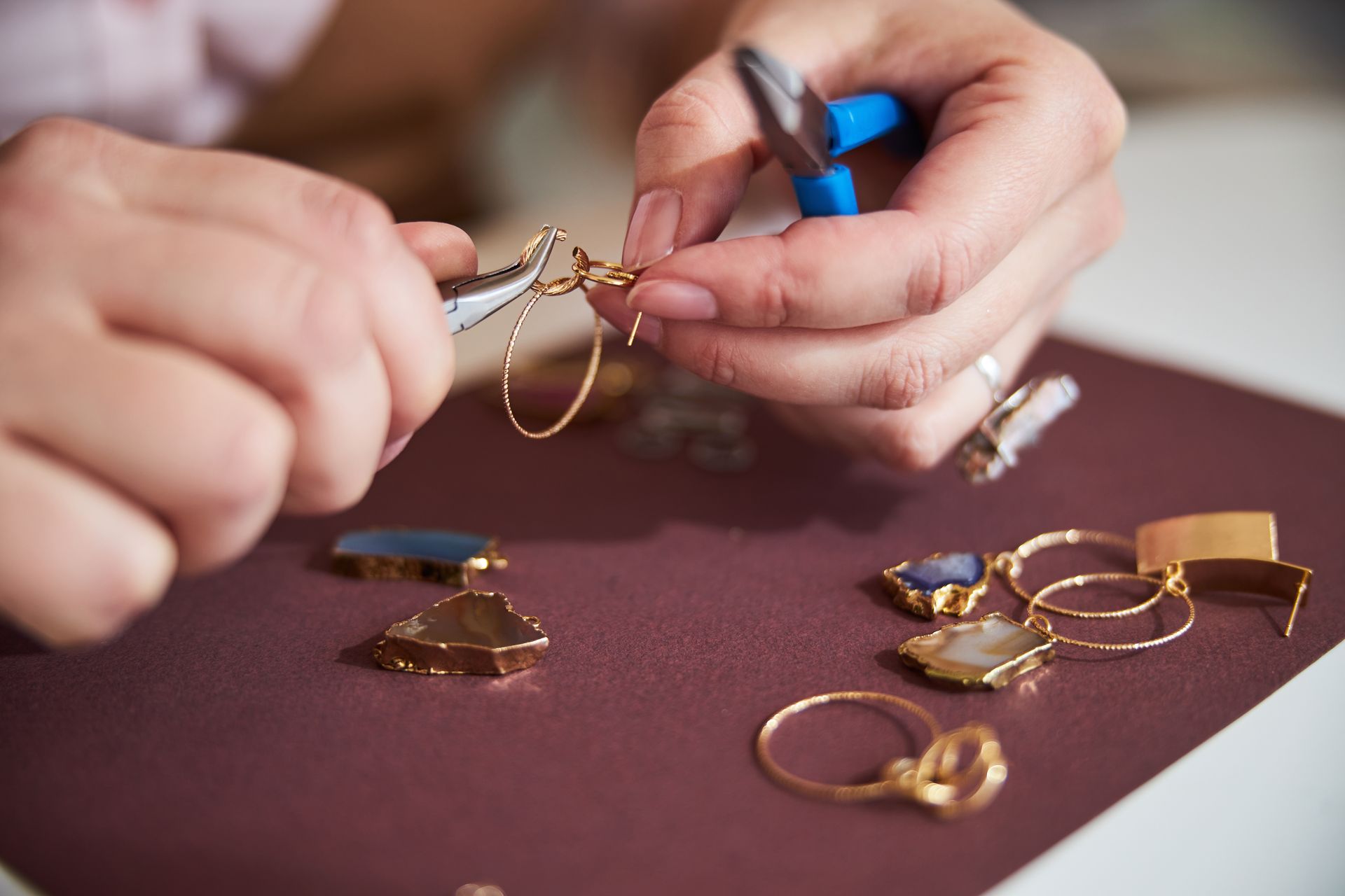 Un joaillier travaille sur des boucles d'oreilles