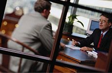 Asesoría Almoradiel S.L. Personas conversando