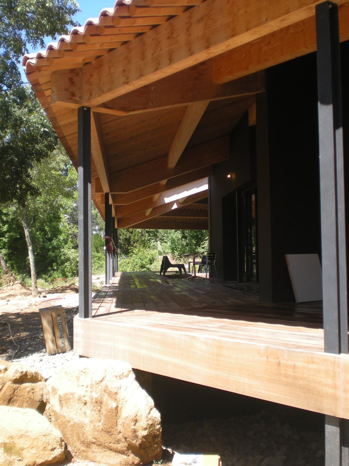 Villa moderne R+2 avec terrasse en bois et charpente traditionnelle