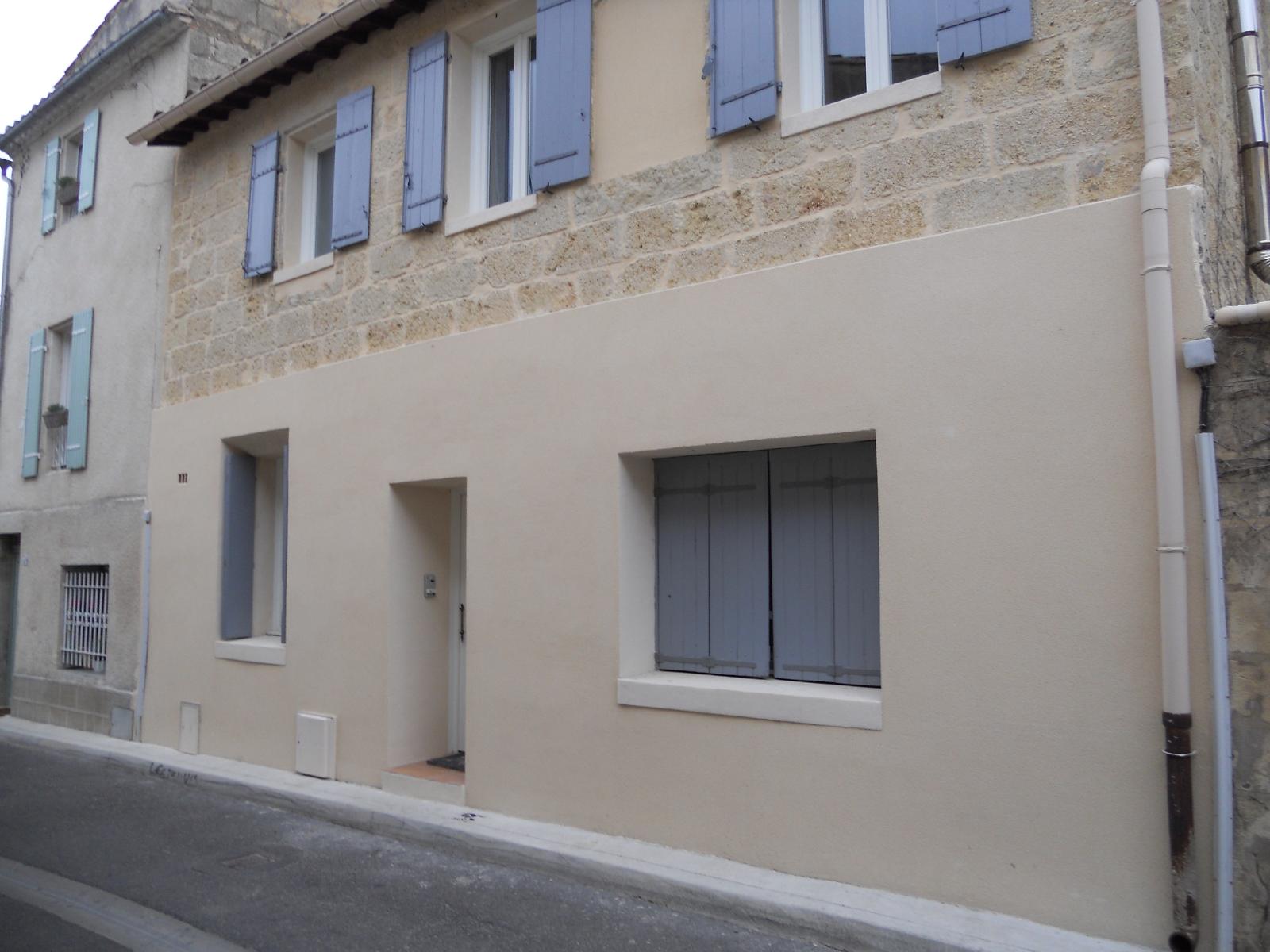 Rénovation de façade en pierres apparentes et enduits gratté