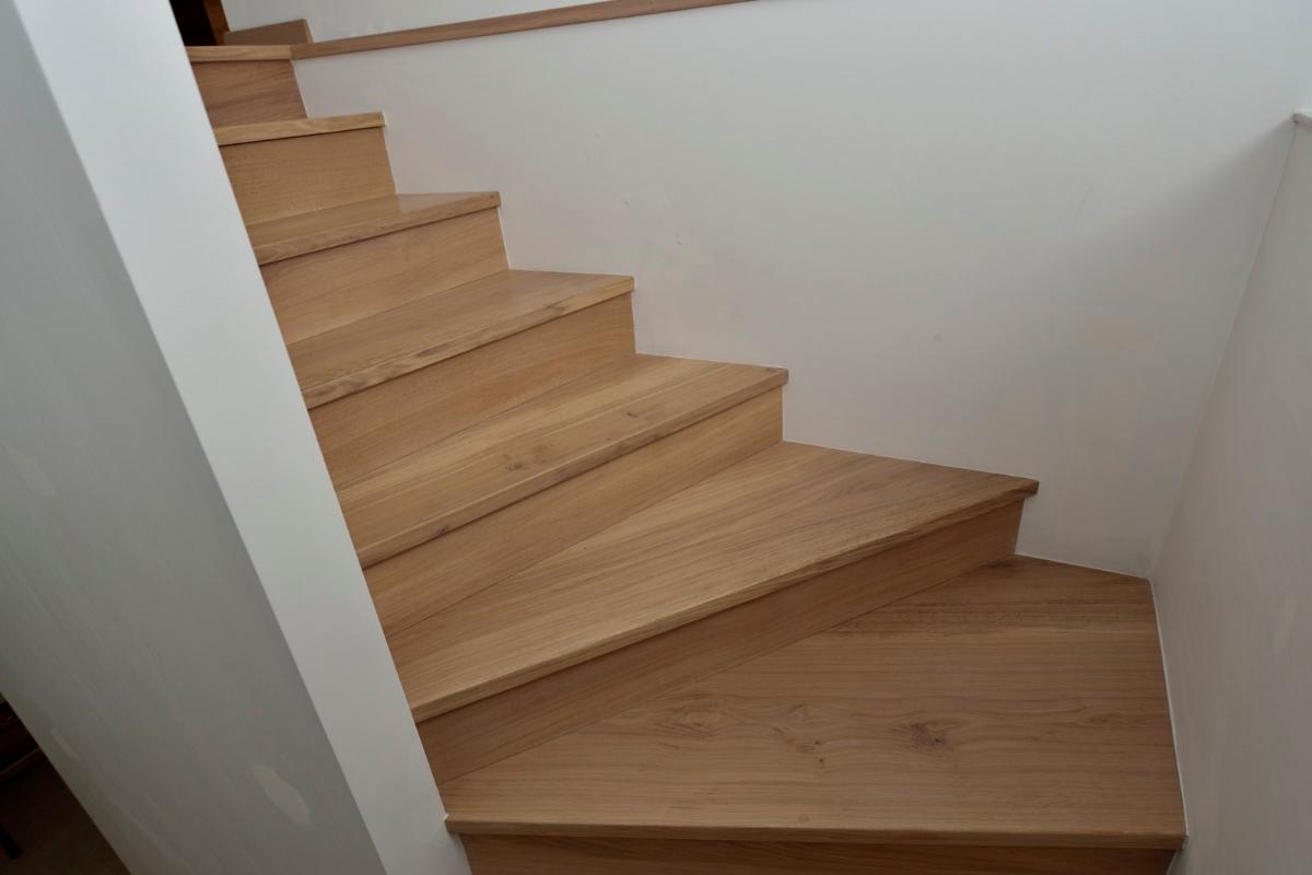 Habillage d'escalier en chêne massif