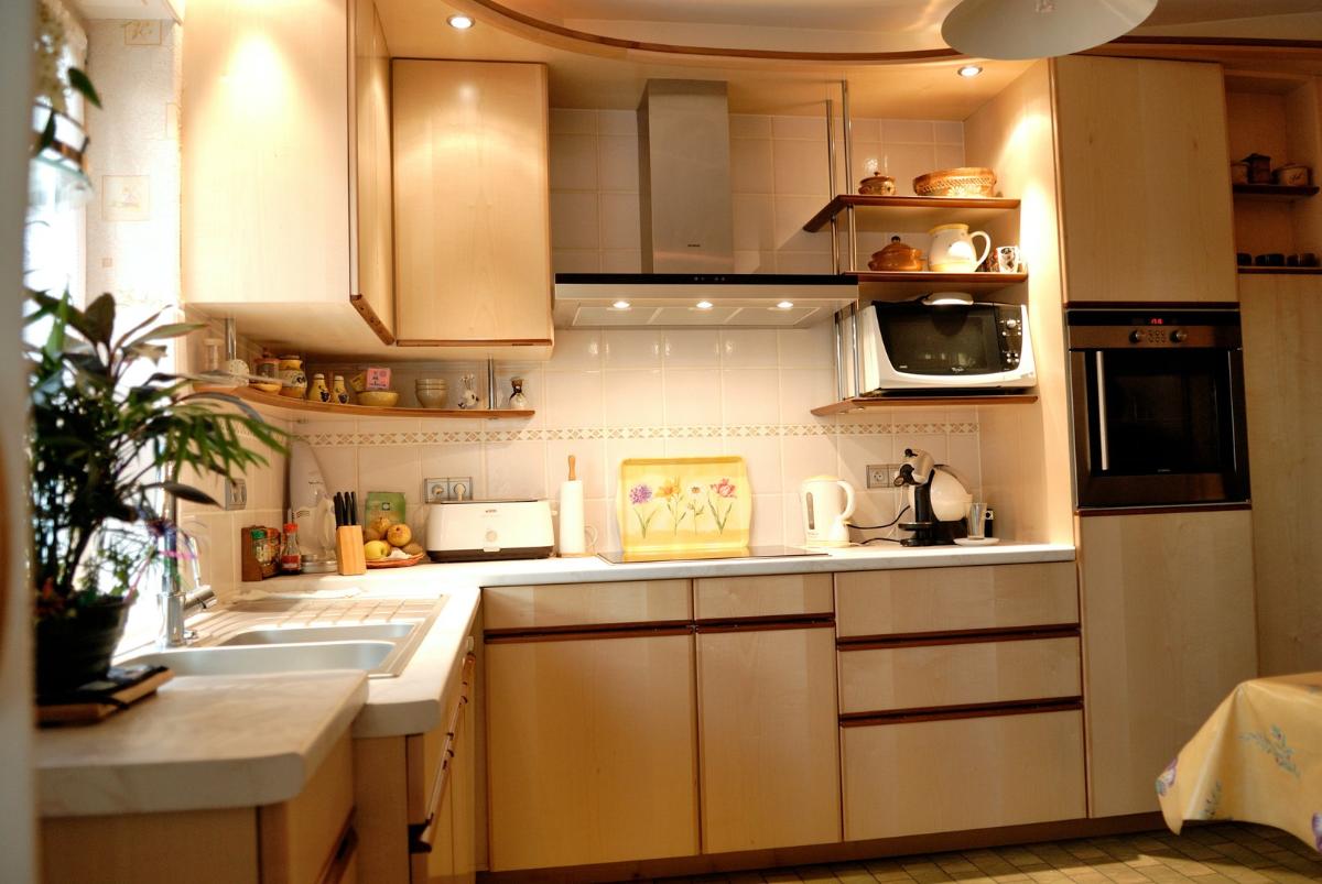 Cuisine en frêne massif et plan de travail blanc