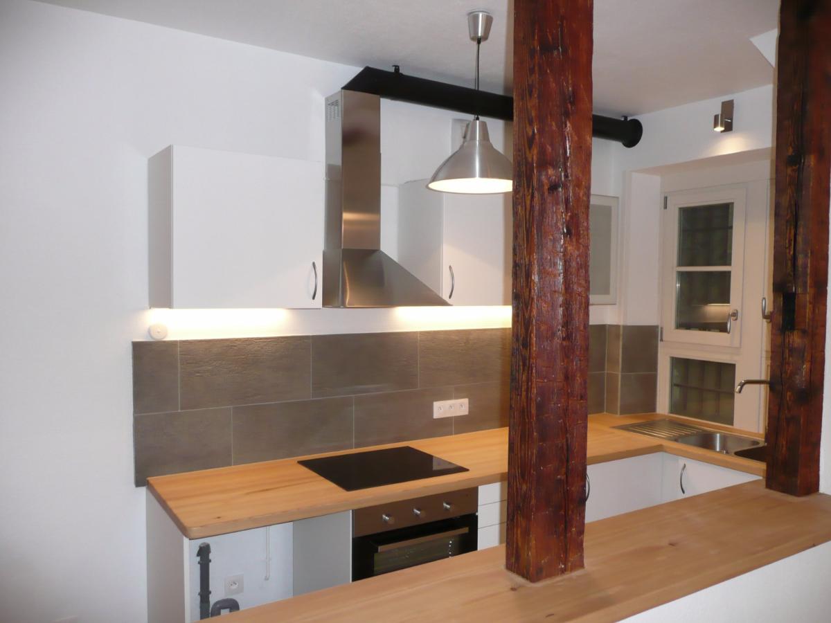 Cuisine en mélaminé blanc et plan de travail pin massif