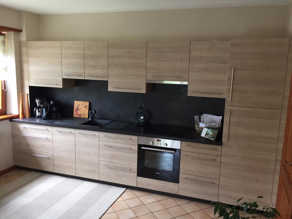 Cuisine en mélaminé chêne et plan de travail en céramique antracite