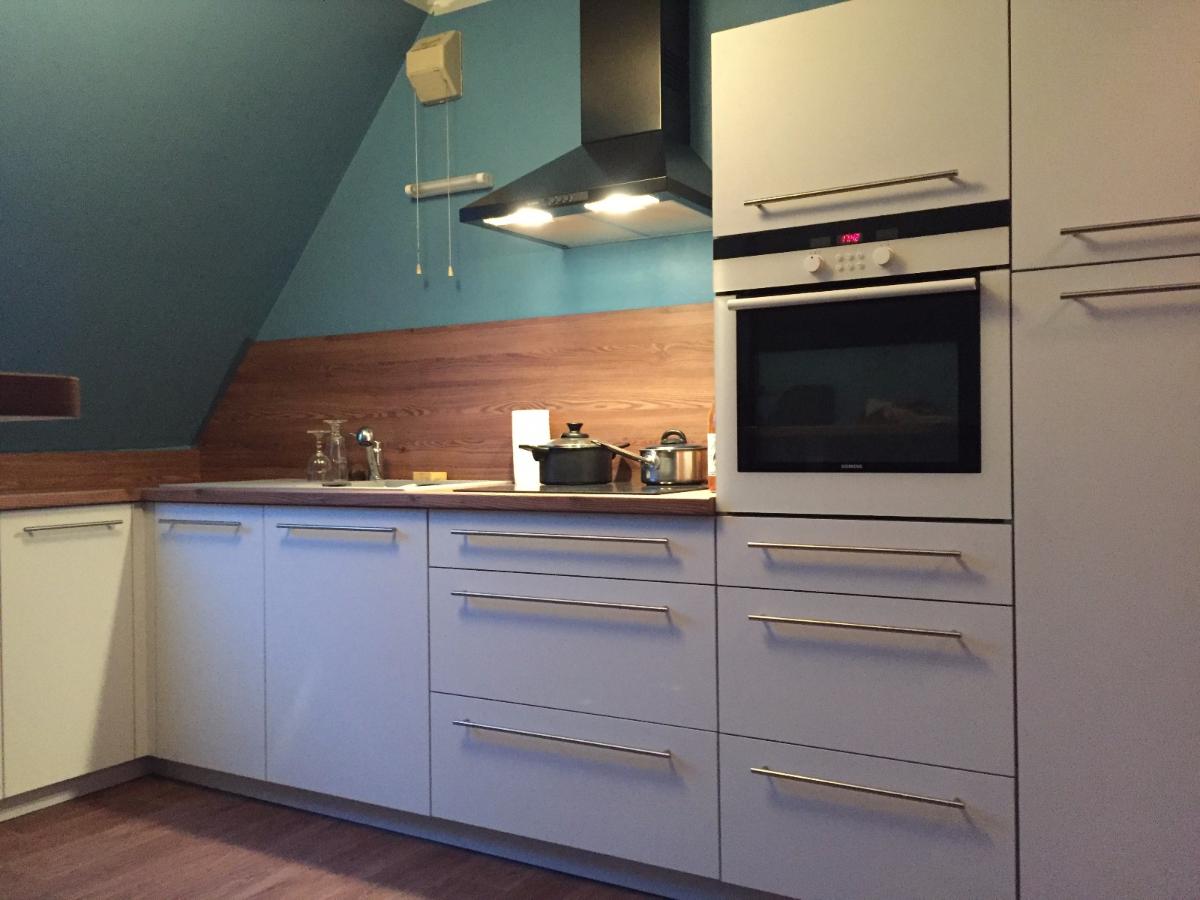 Cuisine en mélaminé gris platine et plan de travail poirier