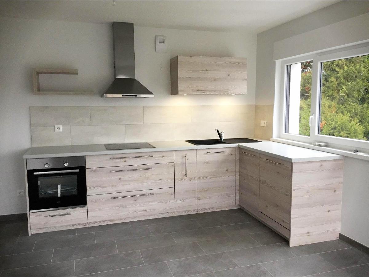 Cuisine en mélaminé blanc et plan de travail bambou massif