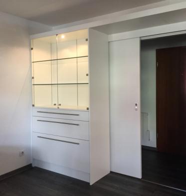 Meuble 3 tiroirs, portes battant verre avec porte coulissante en arrière.