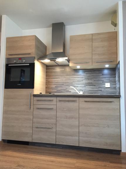 Cuisine en chêne navara et plan de travail papyrus nubia marron