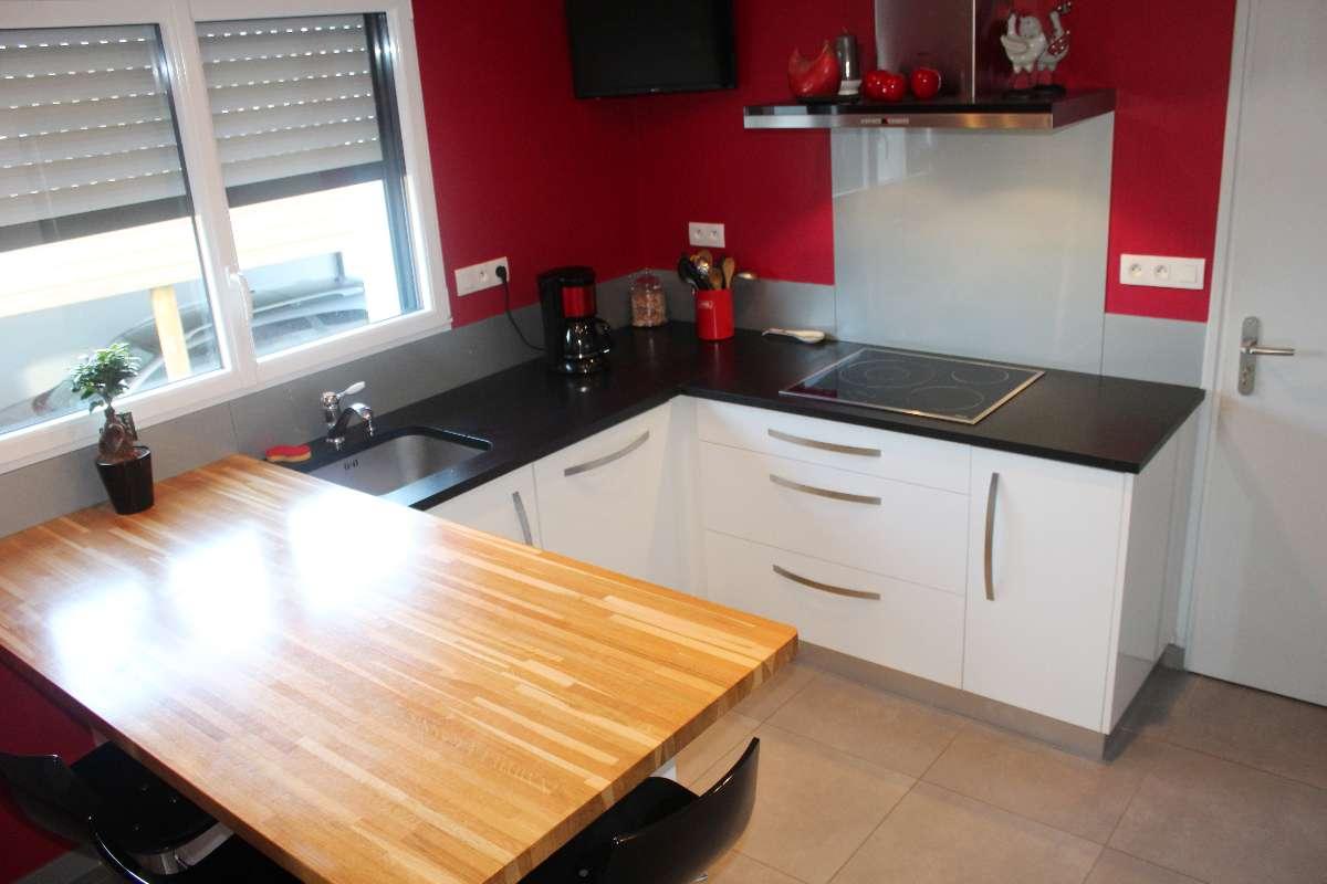 Portes laquées - Plan de travail en granit et lamellé chêne - Lannion