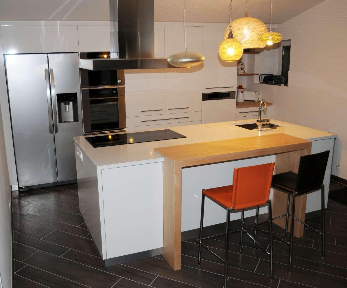 Cuisine portes laquées - Plan de travail en pierre reconstituée