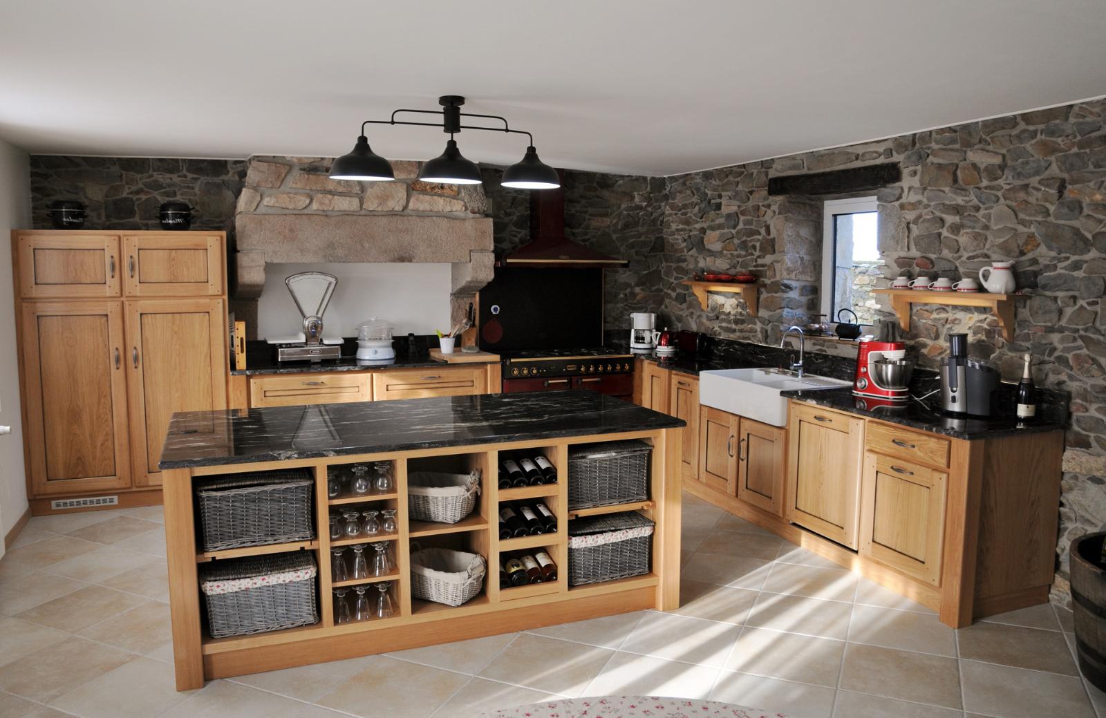 Cuisine type campagnarde - Portes à cadre chêne naturel - Penvenan