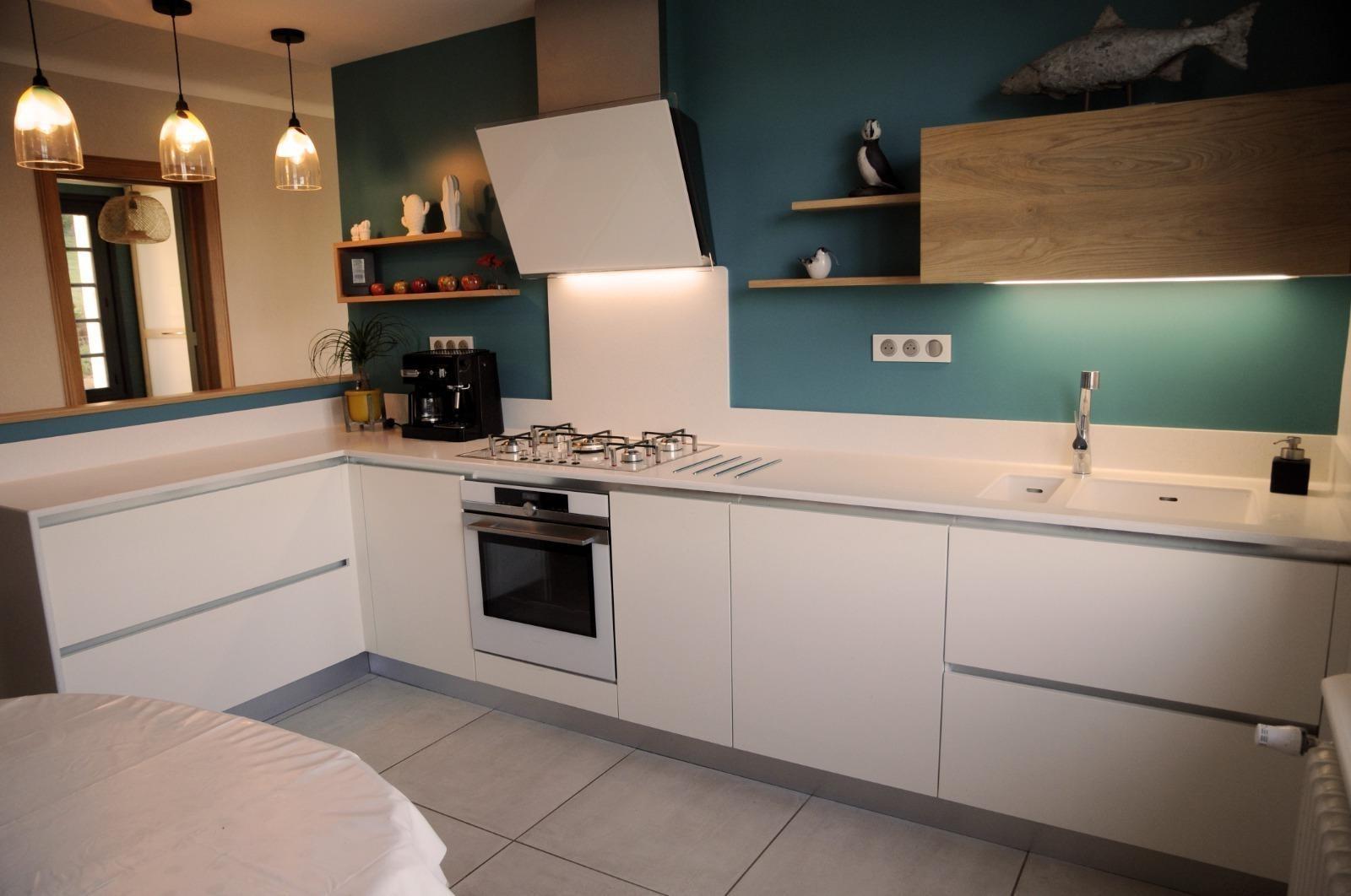 Portes laquées - Plan de travail en résine blanche