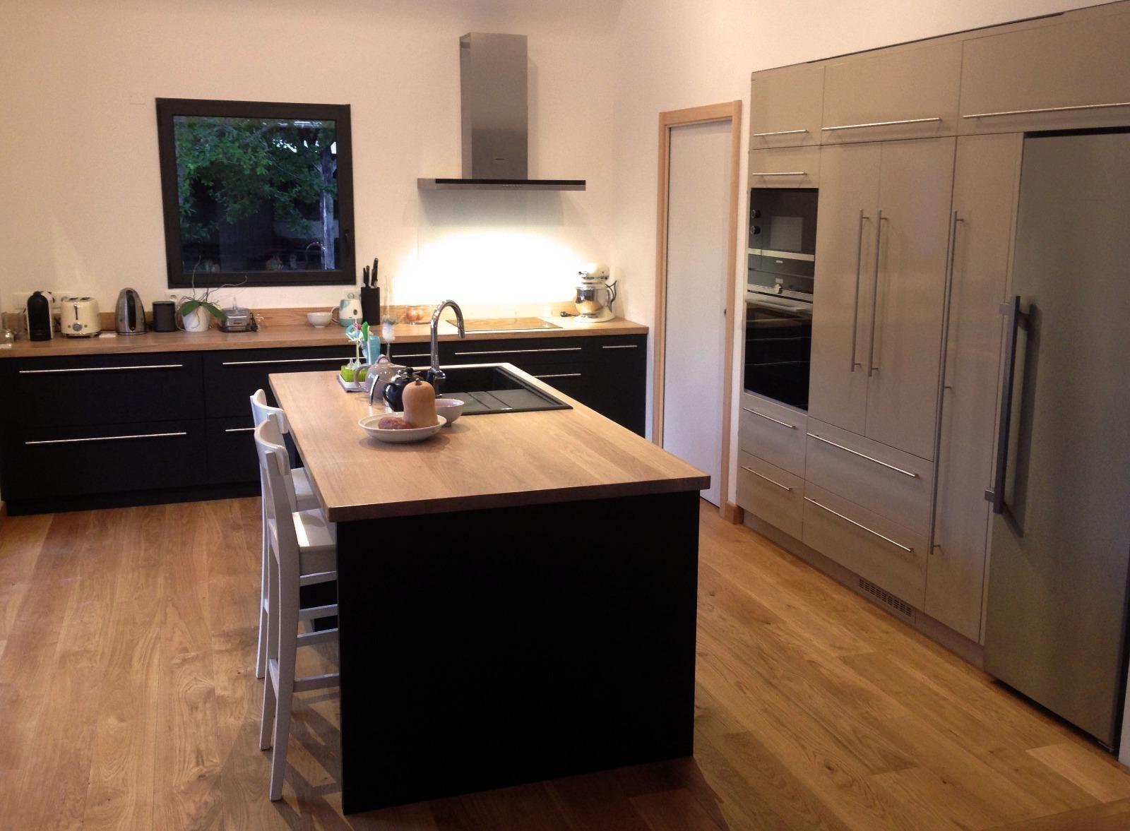 Portes en stratifié - Noir mat - Plan de travail en bois - Louannec