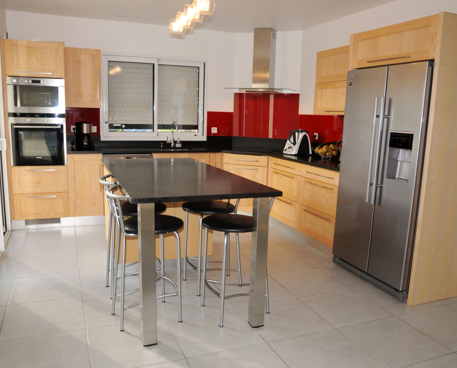 Cuisine - Portes à cadre en frêne, plan de travail en granit - Lannion