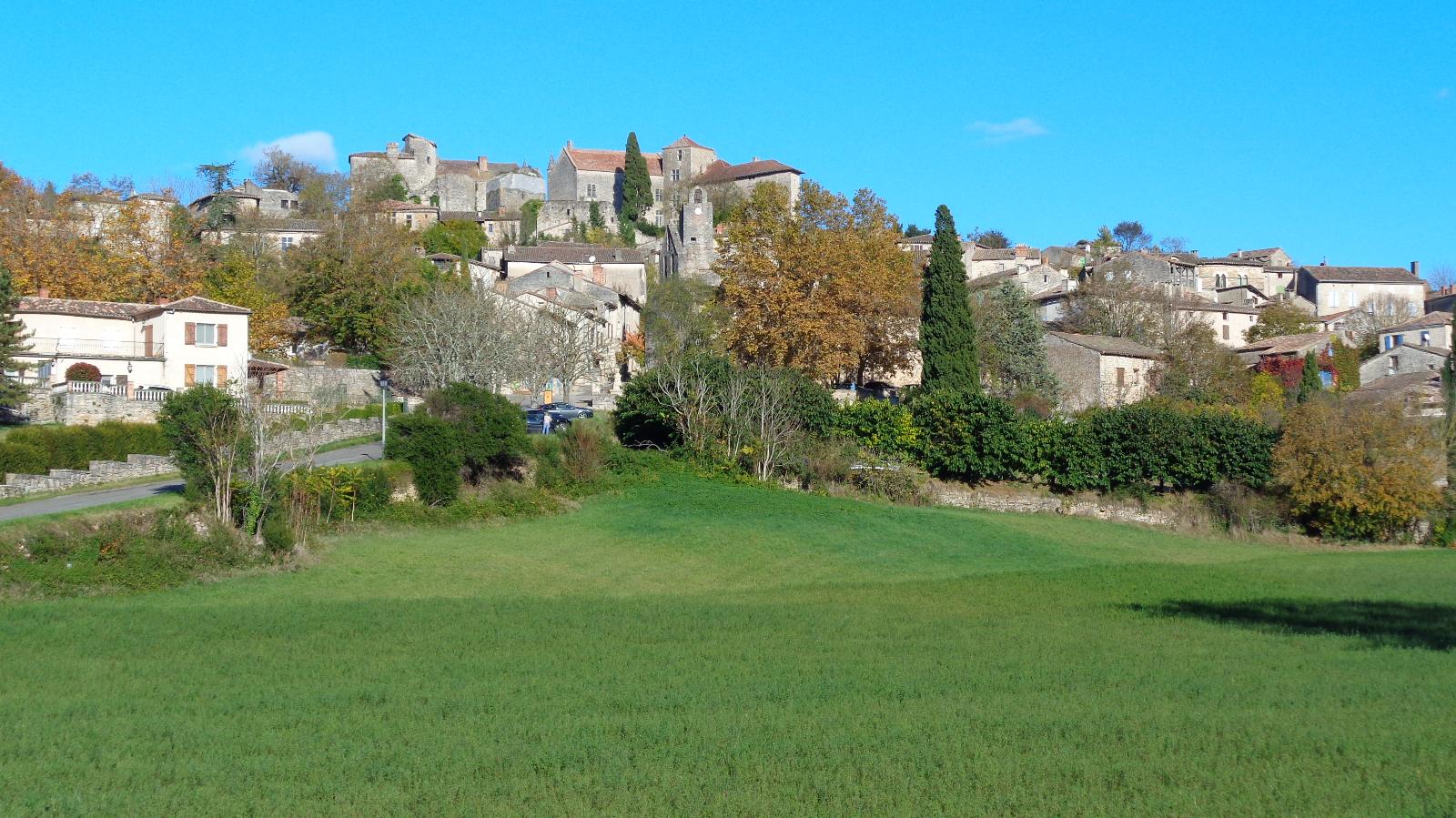 Vue sur le village de Bruniquel, depuis le restaurant les Bastides