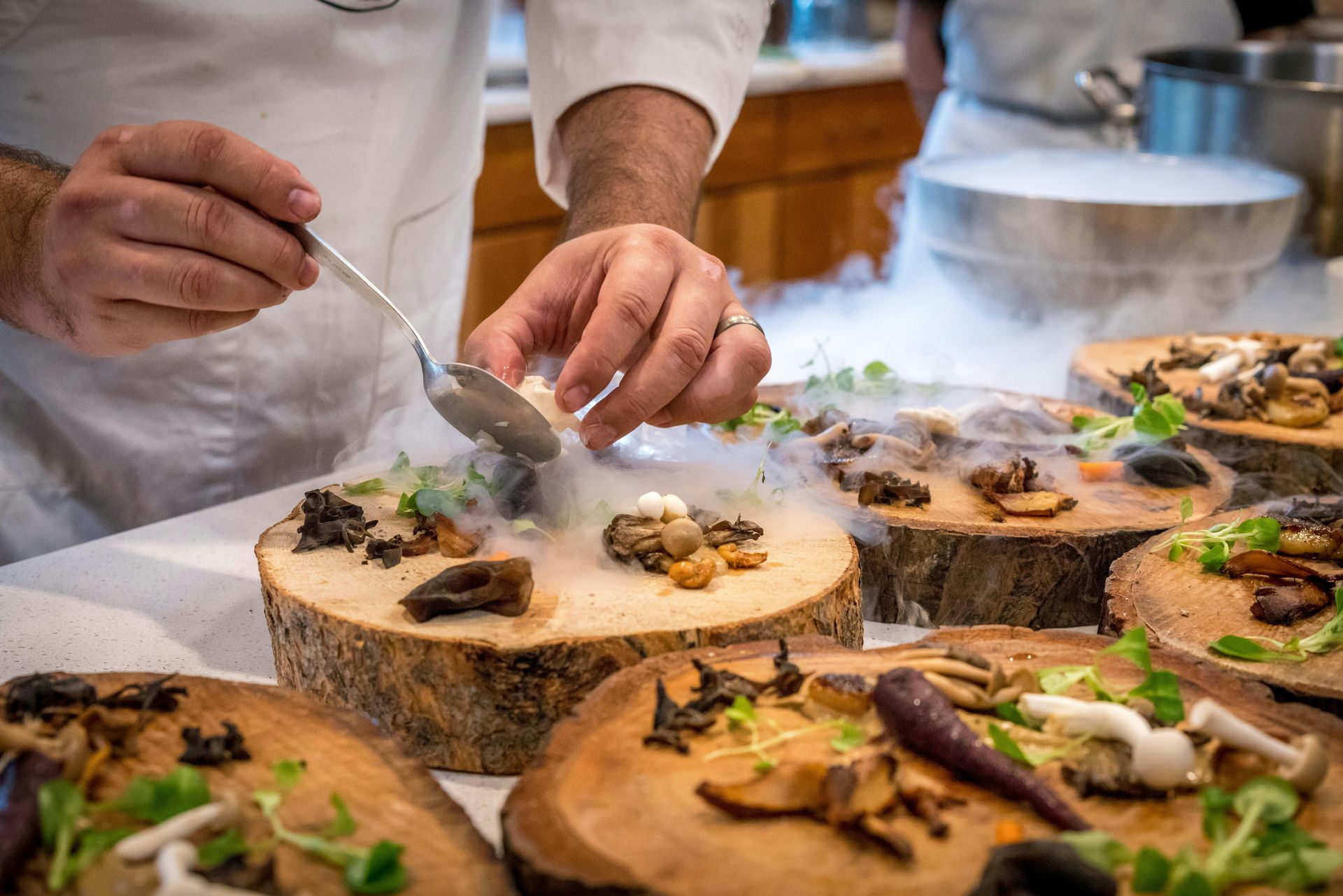 Koch, der Essen zubereitet, und das Essen anrichtet