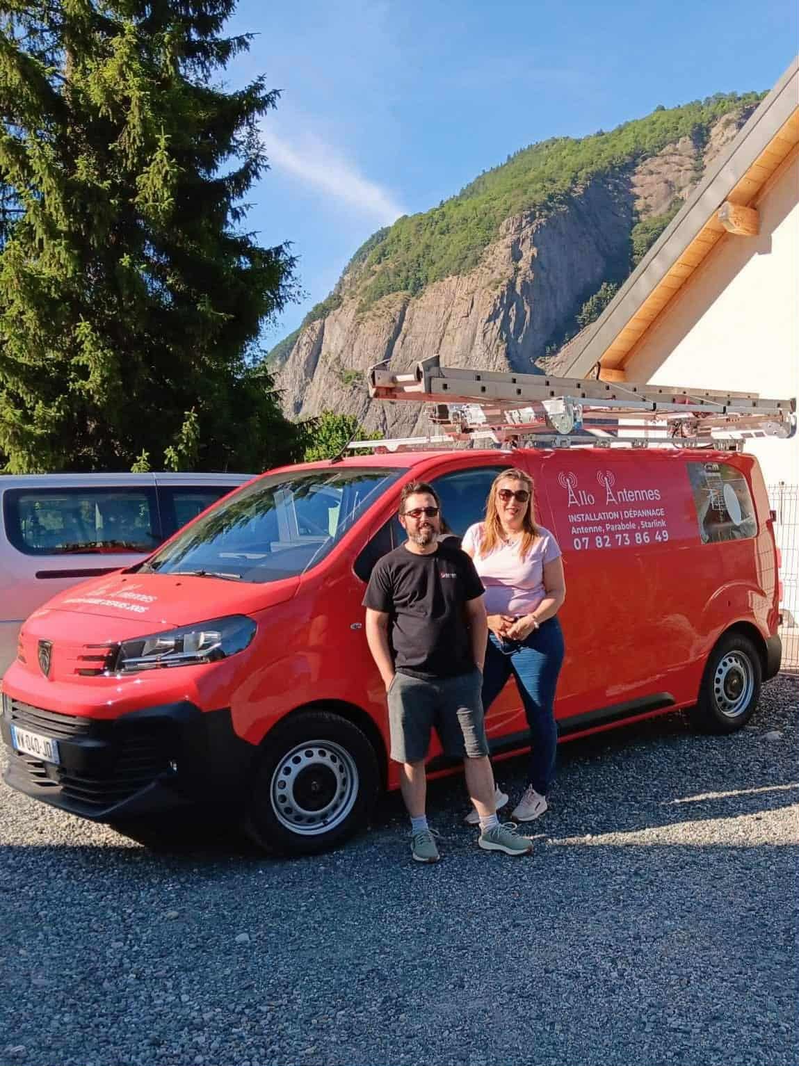 Couple représentant l'entreprise Allo Antennes devant leur camionnette
