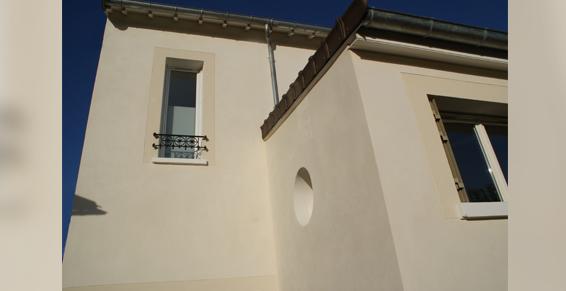 Facade arrière d'une double extension sur un pavillon au Chesnay