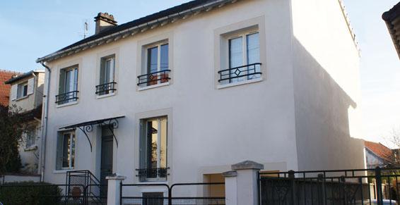 Façade avant de l'extension d'un pavillon au Chesnay