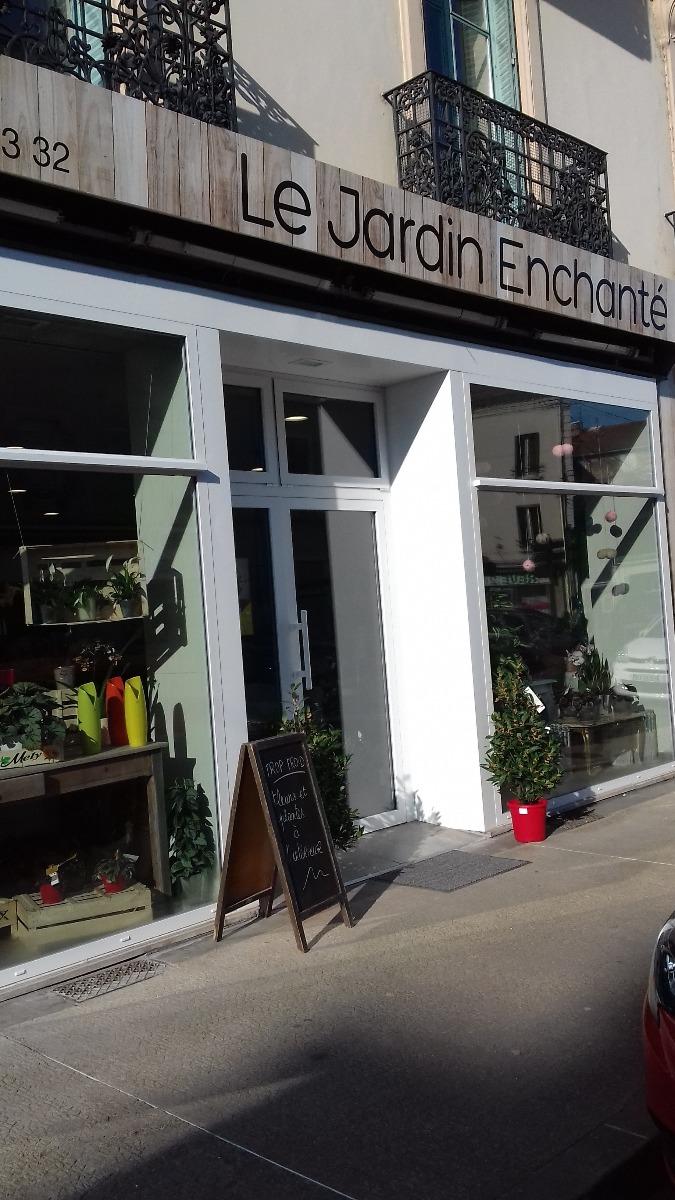 réalisation d une vitrine + porte technique commerce