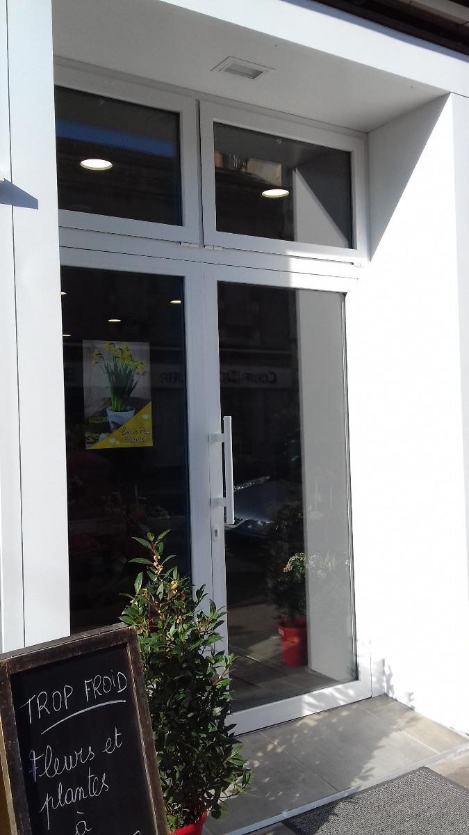 réalisation d une vitrine + porte technique commerce