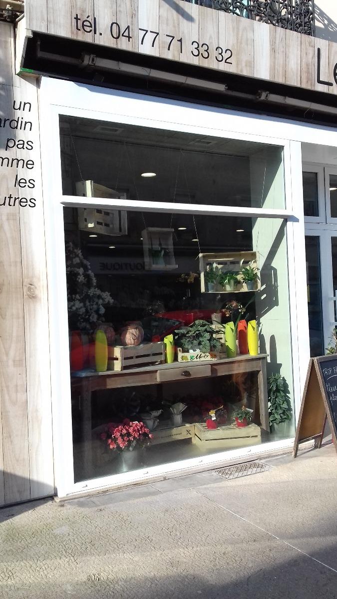 réalisation d une vitrine + porte technique commerce