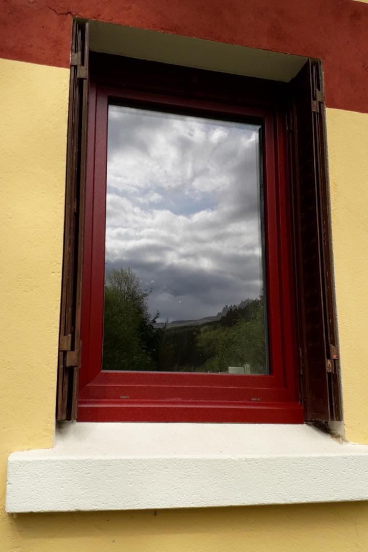 rénovation menuiserie pvc rouge.jpeg