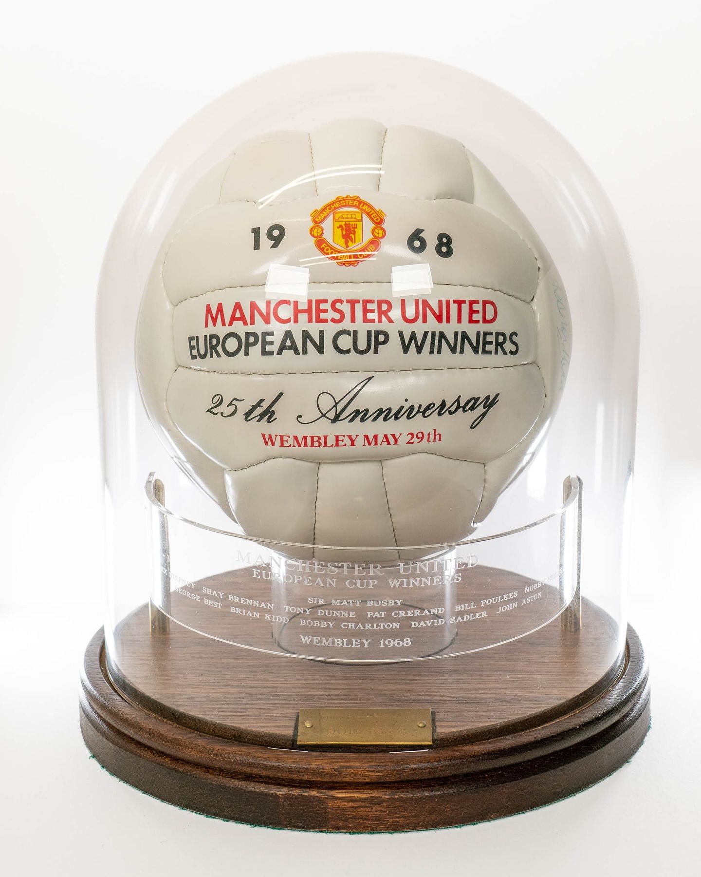 Manchester United signed 1968 European Cup Winners 25th