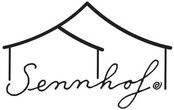 Eine schwarz-weiße Zeichnung eines Zeltes mit der Aufschrift „Sennhof“ darunter.