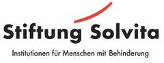 Das logo der stiftung solvita ist ein schwarz-rotes logo auf weißem hintergrund.